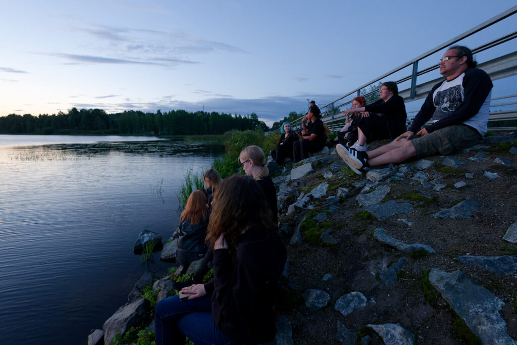 People are enjoying near the lake 