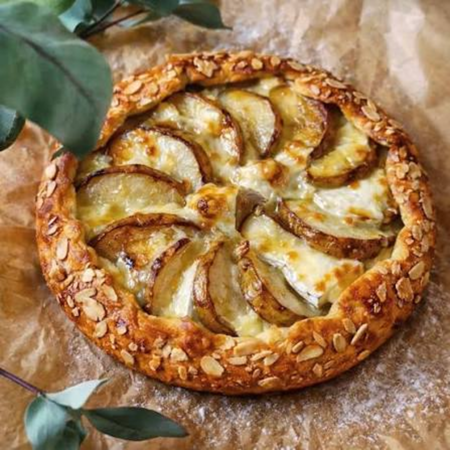 Päärynä-sinihomejuustogalette mantelilastuilla
